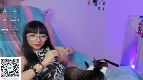 Snapshot of moonlady_ chatting on 10.03.25 MOON online show from 10.03.25