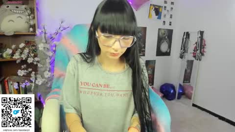 Snapshot of moonlady_ chatting on 11.07.25 MOON online show from 11.07.25