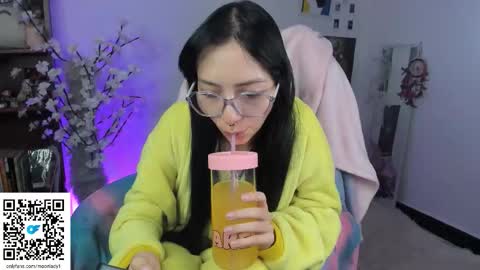 Snapshot of moonlady_ chatting on 11.16.25 MOON online show from 11.16.25