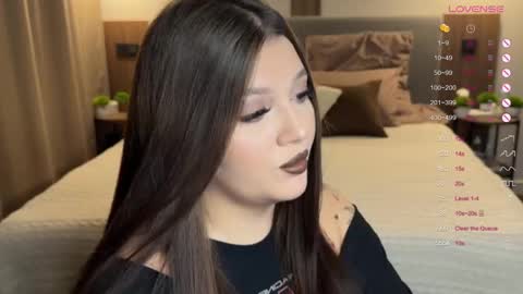 Snapshot of moonrenata chatting on 10.21.25 Ri online show from 10.21.25