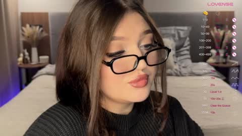 Snapshot of moonrenata chatting on 11.11.25 Ri online show from 11.11.25