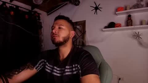 Snapshot of mr_mikee_ chatting on 10.20.25 MIKEE online show from 10.20.25