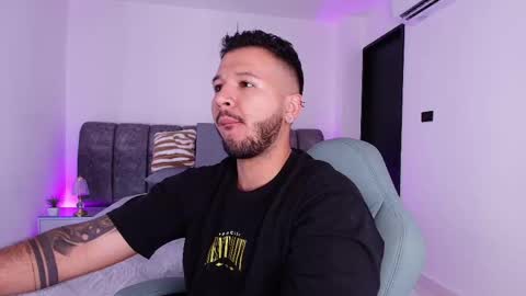 Snapshot of mr_mikee_ chatting on 11.19.25 MIKEE online show from 11.19.25