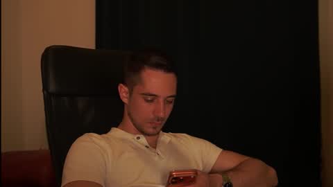 Snapshot of mrgreeneyes01 chatting on 02.26.26 juan luis online show from 02.26.26