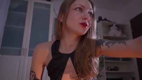 Snapshot of ms_lorelei chatting on 11.08.25 Lore online show from 11.08.25