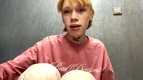 Snapshot of musigirl chatting on 11.23.25 Polik online show from 11.23.25