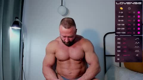 Snapshot of musscle_king chatting on 10.12.25 Artemius online show from 10.12.25