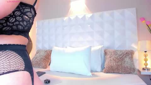 Mariana Evans online show from 02.12.25