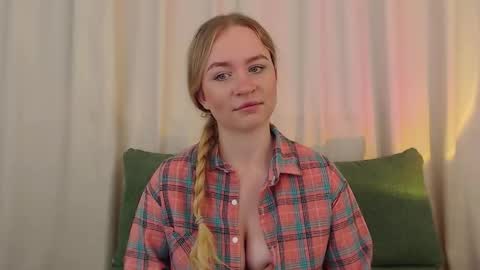 Snapshot of mystic_barbie chatting on 10.10.25 Barbie online show from 10.10.25