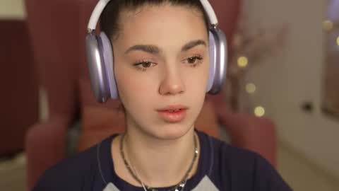 Snapshot of mystica_ chatting on 03.10.25 MILLI online show from 03.10.25