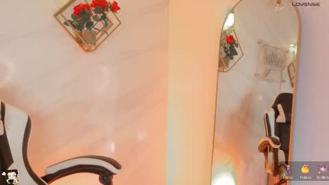 Snapshot of naamah_b chatting on 10.11.25 naamah_b online show from 10.11.25