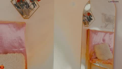 Snapshot of naamah_b chatting on 10.16.25 naamah_b online show from 10.16.25