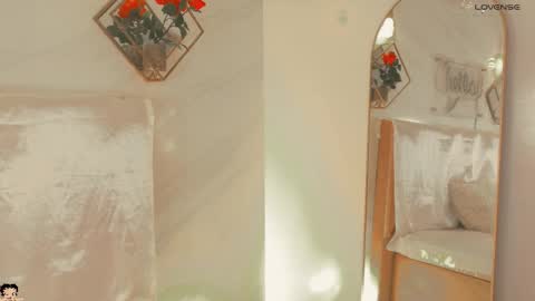 Snapshot of naamah_b chatting on 11.13.25 naamah_b online show from 11.13.25