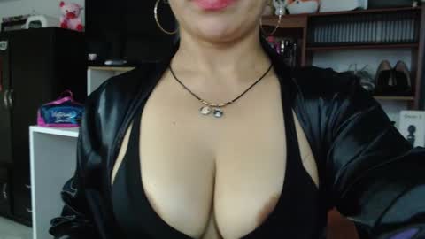 Snapshot of nadia_abaud chatting on 02.05.25 Nadia online show from 02.05.25