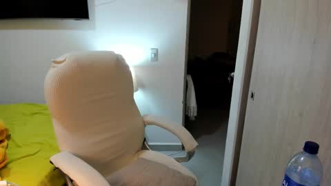 independent model online show from 10.28.25