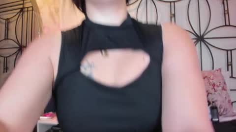 Nahomi  online show from 11.14.25