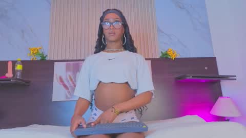 nahomy_james25 online show from 10.05.25