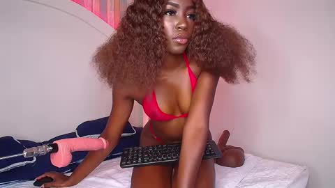 Snapshot of naiagils chatting on 03.08.25 Naia online show from 03.08.25