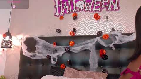 naiaramasson_ online show from 10.31.25