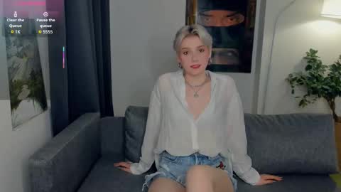 Snapshot of nakishacroshaw chatting on 10.17.25 Kate online show from 10.17.25