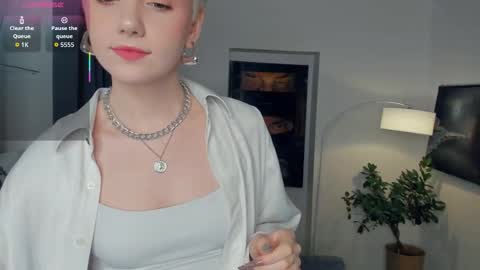 Snapshot of nakishacroshaw chatting on 10.26.25 Kate online show from 10.26.25