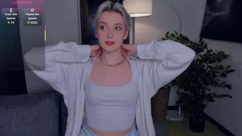 Snapshot of nakishacroshaw chatting on 11.08.25 Kate online show from 11.08.25