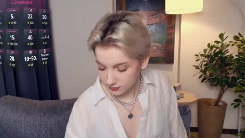 Snapshot of nakishacroshaw chatting on 11.29.25 Kate online show from 11.29.25