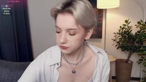 Snapshot of nakishacroshaw chatting on 11.30.25 Kate online show from 11.30.25