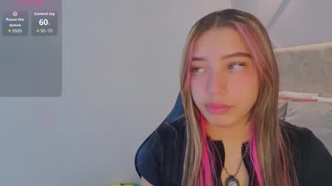 nami_sweet_ online show from 11.18.25