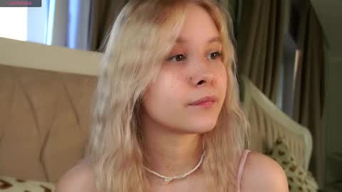 Snapshot of naomibry chatting on 04.07.26 Angel online show from 04.07.26