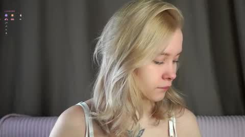 Snapshot of naomibry chatting on 04.12.26 Angel online show from 04.12.26