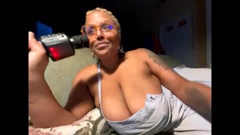 Naomigiirl6 online show from 01.26.25