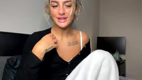 Snapshot of naomixrae chatting on 10.17.25 Naomi online show from 10.17.25