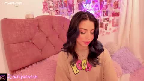 Snapshot of natalie_jaensen chatting on 03.11.25 online show from 03.11.25