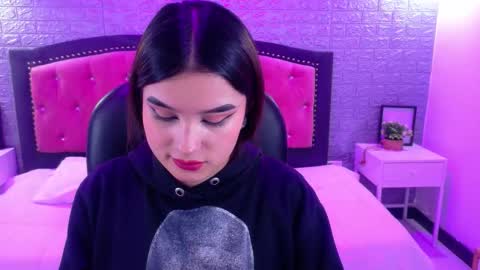 Snapshot of natalie_loffreda chatting on 11.28.25 natalie online show from 11.28.25