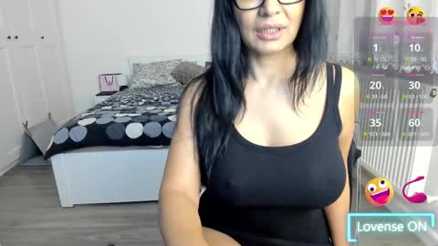 KimBeee online show from 03.08.25