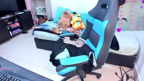 Snapshot of neeko_lol_ chatting on 09.09.25 Geek Nicole im Neeko UwU online show from 09.09.25