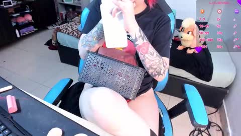 Snapshot of neeko_lol_ chatting on 09.20.25 Geek Nicole im Neeko UwU online show from 09.20.25