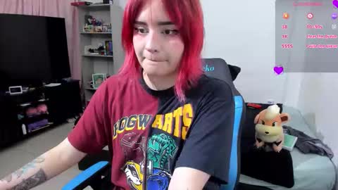 Snapshot of neeko_lol_ chatting on 09.21.25 Geek Nicole im Neeko UwU online show from 09.21.25