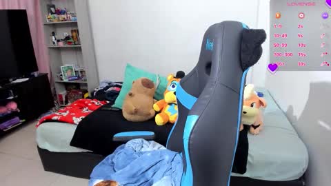 Snapshot of neeko_lol_ chatting on 10.09.25 Geek Nicole im Neeko UwU online show from 10.09.25