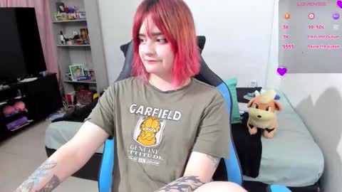 Snapshot of neeko_lol_ chatting on 10.10.25 Geek Nicole im Neeko UwU online show from 10.10.25