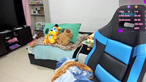 Snapshot of neeko_lol_ chatting on 10.19.25 Geek Nicole im Neeko UwU online show from 10.19.25