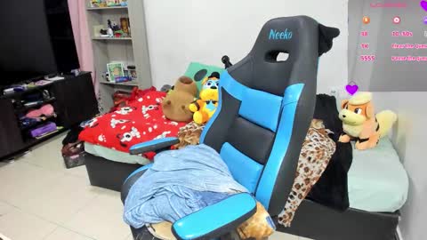 Snapshot of neeko_lol_ chatting on 11.02.25 Geek Nicole im Neeko UwU online show from 11.02.25