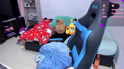 Snapshot of neeko_lol_ chatting on 11.12.25 Geek Nicole im Neeko UwU online show from 11.12.25