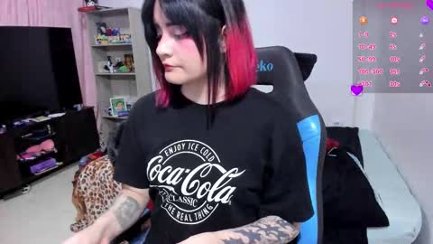 Snapshot of neeko_lol_ chatting on 11.23.25 Geek Nicole im Neeko UwU online show from 11.23.25