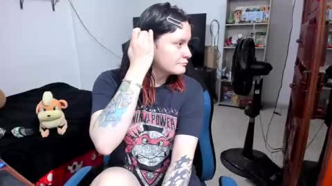 Snapshot of neeko_lol_ chatting on 06.08.26 Geek Nicole im Neeko UwU online show from 06.08.26