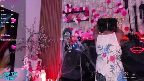 Snapshot of nekomisaki chatting on 10.11.25 Miah online show from 10.11.25