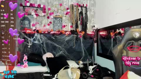 Snapshot of nekomisaki chatting on 10.16.25 Miah online show from 10.16.25