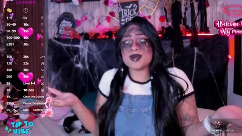 Snapshot of nekomisaki chatting on 10.31.25 Miah online show from 10.31.25