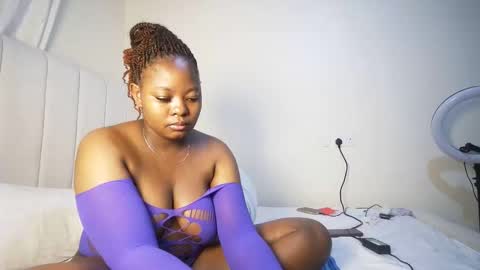 Snapshot of nellyeluxe chatting on 05.31.26 nellyeluxe online show from 05.31.26
